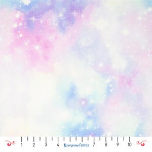 Puede incluir: Una tela con un diseño onírico, similar a una acuarela. El patrón presenta una mezcla de rosas, azules y morados suaves, con acentos blancos brillantes. La tela tiene un tema celestial o galáctico, con una sensación ligera y aireada.