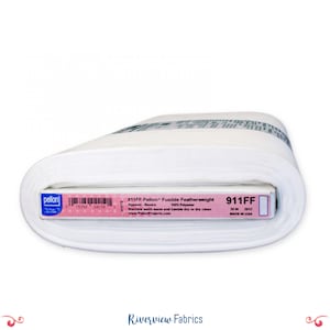 Puede incluir: Un rollo de tela blanca Pellon 911FF Fusible Featherweight. La etiqueta dice "Apparel-Basics" y "100% Polyester". El rollo mide 50,8 cm de ancho y está fabricado en EE. UU.