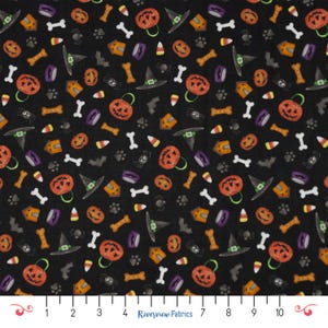 Puede incluir: Tela negra con un patrón temático de Halloween. El diseño incluye calabazas naranjas, sombreros de bruja, huesos, arañas, caramelos de maíz y casas moradas y naranjas. El patrón se repite en la tela.