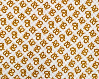 Tela con estampado de pretzels cortada a medida, rosa y blanca, algodón para patchwork, colección I Love Carbs, Camelot Fabrics