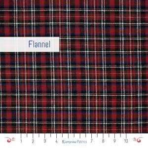 Puede incluir: Primer plano de una tela de franela a cuadros rojos, negros, blancos y azules. La palabra "Flanela" se muestra en una etiqueta rectangular blanca. La tela tiene un patrón de cuadros clásico, adecuado para ropa y manualidades.