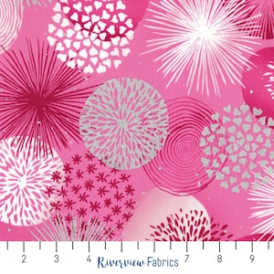 Puede incluir: Tela rosa con un patrón repetido de fuegos artificiales y corazones plateados y rosas. La tela tiene 10 pulgadas de ancho.