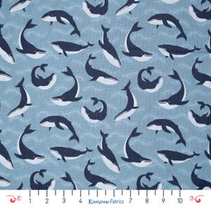 Tessuto con balene megattere tagliato su misura, blu, collezione Alaska, Riley Blake Designs, 100% cotone per trapuntatura, quarti di grasso