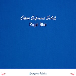 Può includere: Tessuto blu reale tinta unita con la scritta "Cotton Supreme Solids" e "Royal Blue" in corsivo bianco. Il logo Riverview Fabrics è in basso.