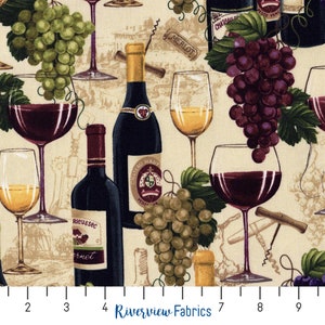 Peut inclure: Tissu sur le thème du vin avec des verres à vin, des bouteilles, des tire-bouchons et des raisins rouges, verts et dorés. Le fond est beige avec un motif de paysage subtil. Le texte "Riverview Fabrics" est visible.