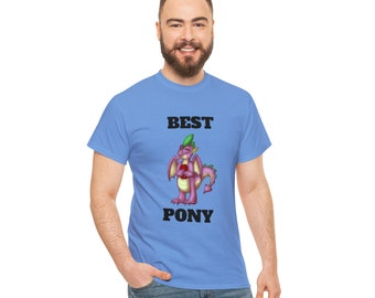 Op de afbeelding: Een lichtblauw t-shirt met een roze cartoon-draak die een rode appel vasthoudt. De tekst "BEST PONY" staat op het shirt gedrukt.