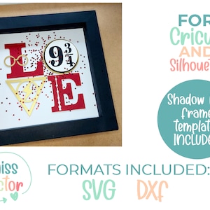 Può includere: Una scatola a ombre incorniciata con un design "LOVE" rosso, che include un simbolo di fulmine dorato, un paio di occhiali rotondi e un cerchio bianco con il numero "9 3/4" in nero. Lo sfondo è bianco con glitter rosso.