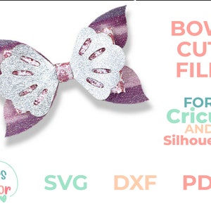 Könnte beinhalten: Eine lila und silberne Schleife mit Muschel-Design. Die Schleife ist für Cricut- und Silhouette-Schneidemaschinen. Das Bild enthält auch die Wörter "SVG, DXF, PDF" und "Miss Vector".