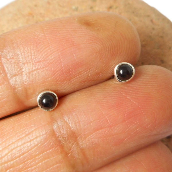 Piccoli orecchini rotondi in argento sterling con ONICE NERO 925 - 4 mm