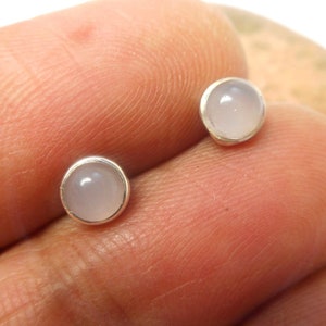 Små runda örhängen i sterlingsilver med rosa kvarts - 4 mm