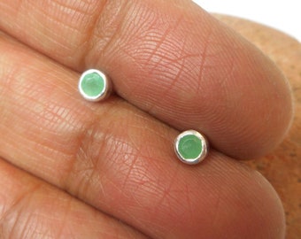 Pendientes Pequeños Redondos de Plata de Ley 925 con ESMERALDA Verde - 3 mm