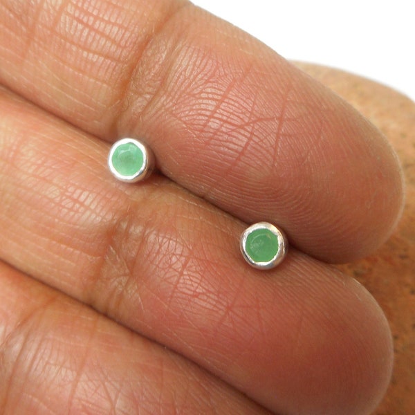 Pendientes Pequeños Redondos de Plata de Ley 925 con ESMERALDA Verde - 3 mm