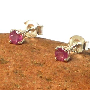 Små runda rosa röda rubinörhängen i sterlingsilver 925 med ädelstenar - 4 mm