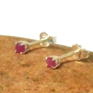 Kleine runde rosa rote RUBIN Sterlingsilber 925 Edelstein Ohrstecker - 3 mm