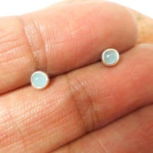 Små blå runda örhängen i sterlingsilver med Smithsonit och 925 ädelstenar - 3 mm