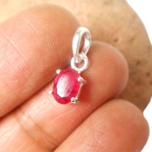 Kleine ovale roze RUBY sterling zilver 925 edelsteen hanger