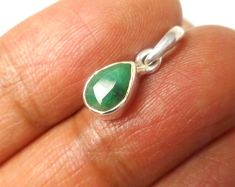 Petit pendentif vert EMERAUDE en forme de larme en argent sterling 925 avec pierres précieuses