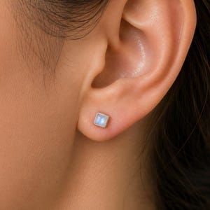 MÅNSTEN Fyrkantiga örhängen i sterlingsilver med ädelstenar 925 - 4 mm