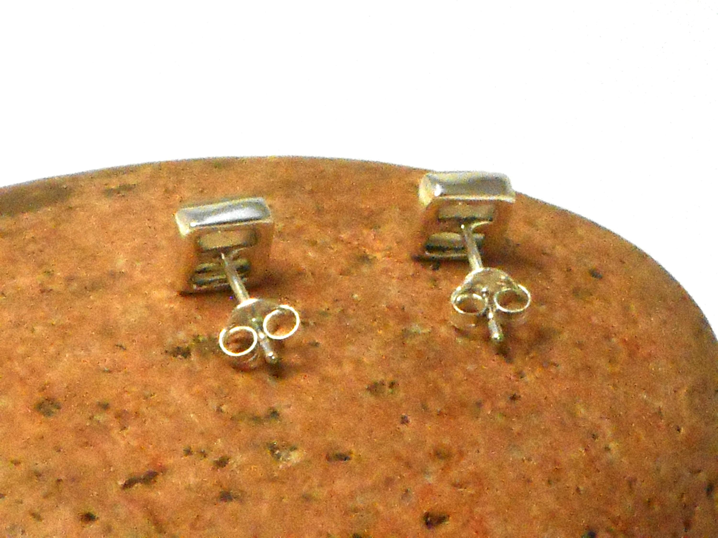 Orecchini a bottone quadrati con pietra di zirconia rossa