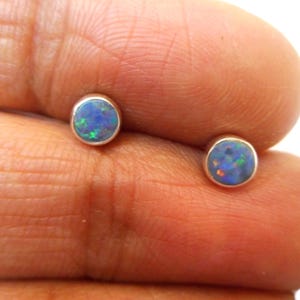 Brincos de prata de lei 925 com pequena opala australiana redonda - 3 mm