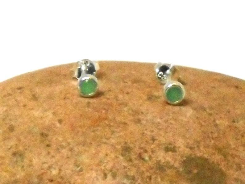 Pendientes Pequeños Redondos de Plata de Ley 925 con ESMERALDA Verde 3 mm imagen 3