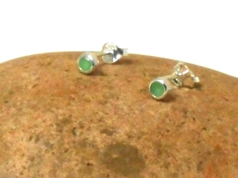 Pendientes Pequeños Redondos de Plata de Ley 925 con ESMERALDA Verde 3 mm imagen 2