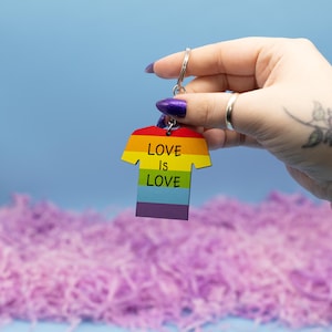 T-shirts Love is Love Pride Porte-clés LGBTQIA+ MDF - Porte-clés en bois mignon et résistant, cadeau amusant pour clés, sacs ou sacs à dos
