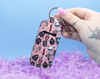 Leuke Witchy pastel Goth neopreen lippenstifthouder sleutelhanger | Etui lippenbalsem | Reislippenstiftdoosje | Chapstickhouder | Klein cadeau voor haar
