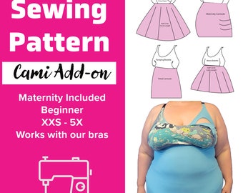 Könnte beinhalten: Strickmuster für ein Cami-Top mit Anleitungen für Schwangerschafts- und normale Größen. Das Muster ist für die Größen XXS-5X und funktioniert mit den BHs des Verkäufers. Das Bild zeigt ein Model, das ein blaues Cami-Top mit einem Blumen-BH darunter trägt. Das Bild zeigt auch vier verschiedene Stile von Cami-Tops, darunter ein figurbetontes Camisole, ein Schwangerschafts-Camisole, ein Bustier-Bralette und ein Mama-Bralette.