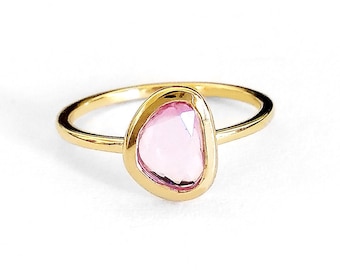 Anello con zaffiro rosa chiaro 14K, anello di fidanzamento con zaffiro taglio rosa, anello solitario con zaffiro minimalista, anello con pietre preziose sottili sovrapposte