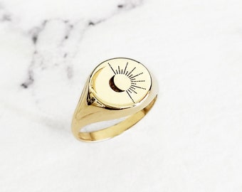 18K 14K Sun and Moon Signet ring, Engraved Round Signet Ring, Solid Gold Signet ring, Gold Pinky ring, 9K Gold chevalier ring, Women Signet