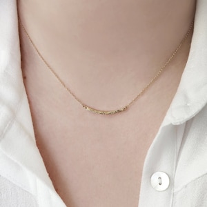 14K 9K gehämmerte gebogene Bar Halskette, Skinny dünne Bar Halskette, Zierliche minimalistische solid Goldhalskette, Zarte Schichtgoldhalskette, Geschenk