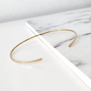 Bracciale rigido martellato 14K, Bracciale rigido sottile in oro massiccio, Bracciale rigido in oro, Bracciale rigido impilabile, Bracciale rigido in oro impilabile, Delicato bracciale in oro
