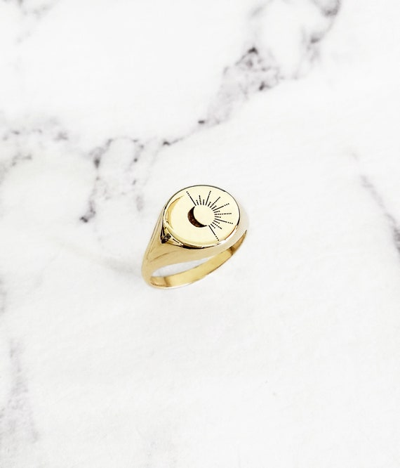 Chevaliere soleil et lune 18 carats 14 carats chevaliere ronde gravee chevaliere en or massif bague petit doigt en or bague chevalier en or 9 carats chevaliere femme Etsy France