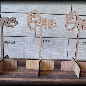 Numéros ou noms de table de mariage en bois - N&#39;importe quel numéro ou nom* pour votre table de mariage. Bois plaqué chêne, cerisier et noyer