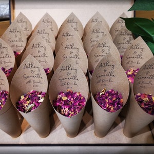 50Pcs Kraft Paper Cones Bouquet Wrapping Paper Cones Wedding Confetti Candy  Gift Flower Paper Cones Holder with Hemp Ropes for DIY Wedding Table Decor