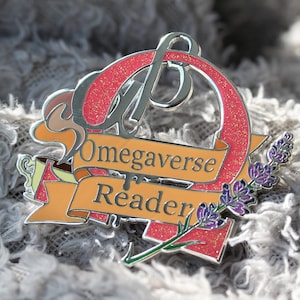 Peut inclure: Une épingle en émail argentée et rose en forme de cœur avec les mots "Omegaverse Reader" sur une bannière. L'épingle présente une fleur de lavande aux pétales violets et blancs.