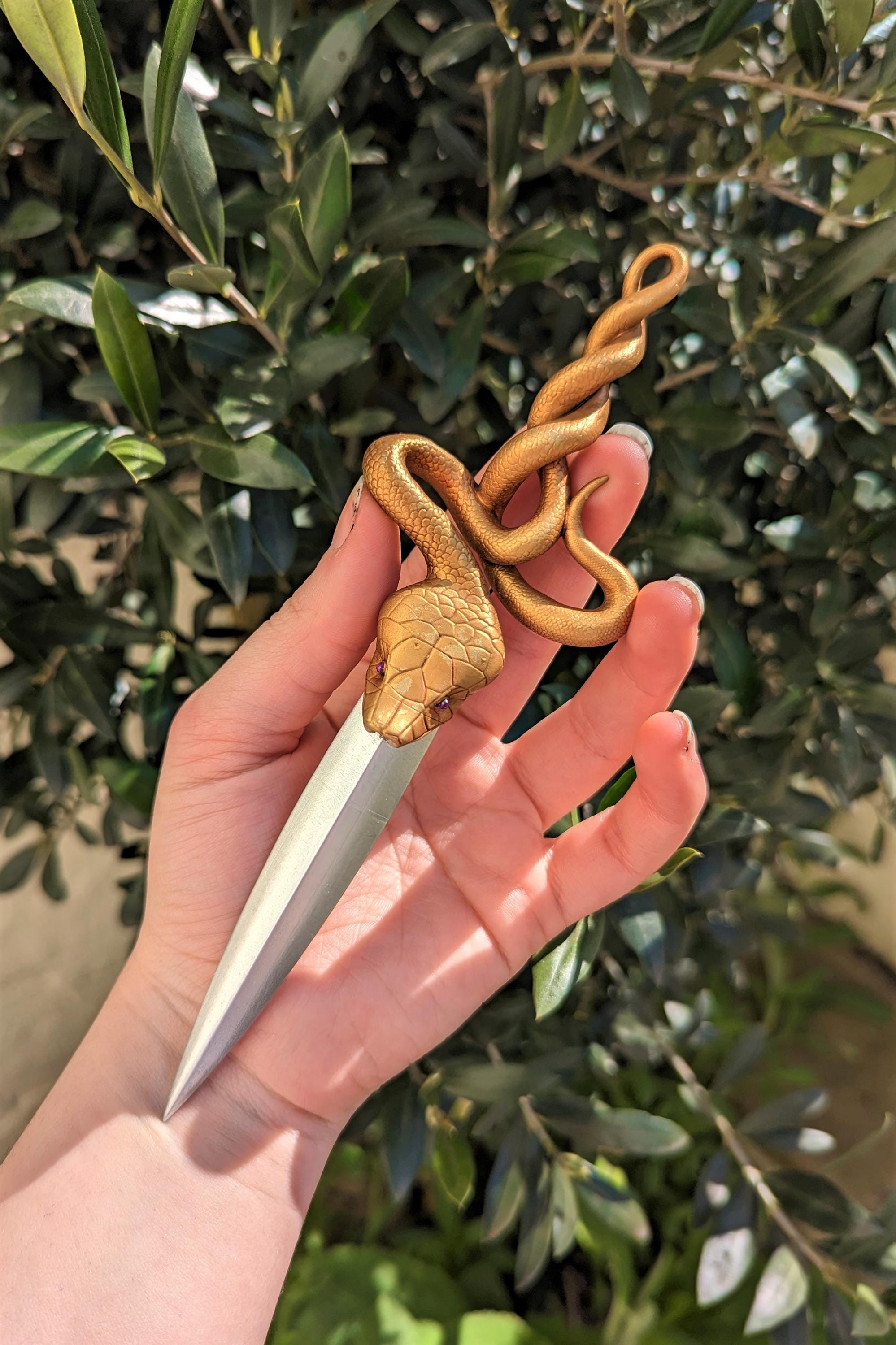 Kingdom of the Wicked Wrath's dagger miniature replica with display case