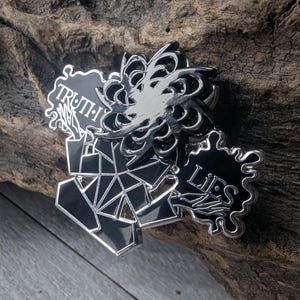 Truth and lies- Stormlight Archives enamel pin lightweaver badge