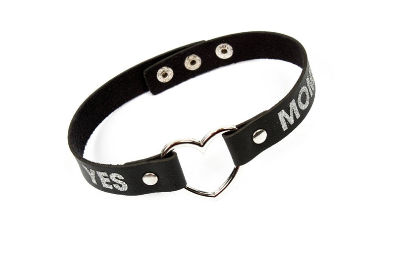 Bdsm collar customised with silver glitter vinyl. Bdsm collars with cute ddlg quotes. Perfect choker for bondage, mdlg collars yes mommy 