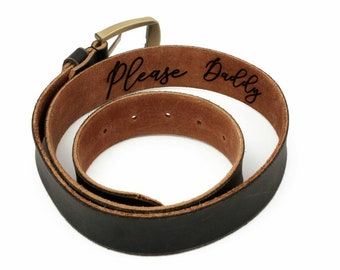 Cintura in pelle BDSM per giochi d'impatto. Personalizzata con la scritta "Please Daddy". Il regalo ideale per un daddy dom o per chiunque abbia un feticismo per le sculacciate.