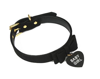 Collar BDSM para niña. Piel sintética con placa metálica grabada con las palabras que se muestran. Ideal para sumisas DDLG y ABDL. Madura.