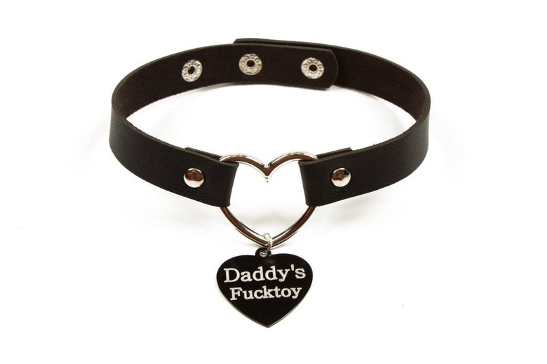 Ddlg and mdlg collars. Faux leather bdsm collar with heart tags engraved with ddlg words. Ideal for DDLG. Daddy's fucktoy MATURE 18+ 