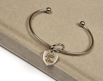 Kleines süßes Armband. Individuell gravierter Edelstahlreif für wenig Platz/ ddlg/ abdl. Perfektes Valentinstagsgeschenk von Schmuck