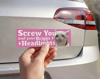 Imán para coche con faros LED divertidos, imán para parachoques con meme de gato triste, accesorio rosa para coche, regalo con humor de la Generación Z