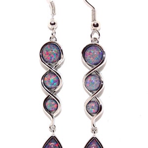 Könnte beinhalten: Silberne Ohrringe mit einem tropfenförmigen Opal-Edelstein am unteren Ende und drei runden Opal-Edelsteinen oben. Die Opal-Edelsteine sind irisierend in den Farben Rosa, Blau und Grün.
