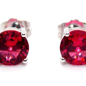 Peut inclure: Une paire de boucles d'oreilles en argent avec des pierres rondes rouges.