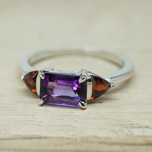 Anillo de 3 piedras de amatista y granate, piedra preciosa genuina de oro macizo de 14 k, amatista con corte esmeralda y granate con corte trillón, anillo personalizado hecho a pedido