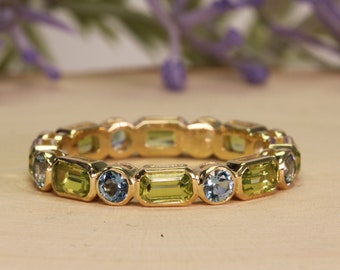 Ewigkeitsband Edelsteine, einzigartiges Jubiläumsband, grüner Peridot und blauer Aquamarin, rundes dickes 14k Goldband im Smaragdschliff, Versprechensring