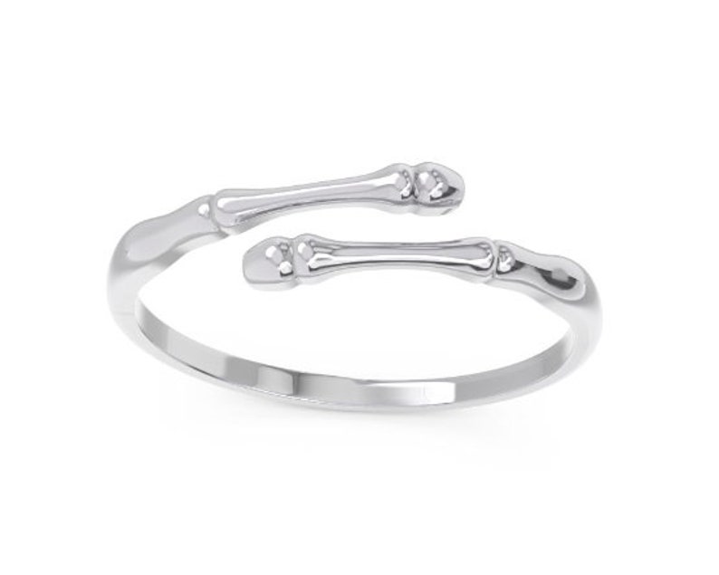 K&ouml;nnte beinhalten: Ein silberner Ring mit einem Knochen-Design. Der Ring ist offen und verstellbar.